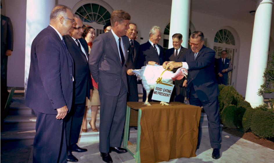 Președintele John F. Kennedy a grațiat un curcan pe 19 noiembrie 1963, afirmând „Let’s Keep him going”.